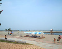 北側防波堤は日向灘の荒波から元々の広い砂浜を守っている