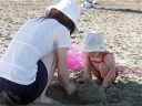 子供と一緒に砂遊び