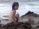 砂遊びをする少女