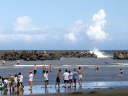 海水浴場正面にテトラポットがある