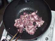 熱したフライパンにサラダ油を入れ豚肉を炒める