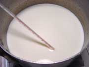 大きめの鍋に牛乳を入れ火にかけ６０度に・・・・