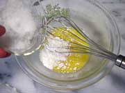 割りほぐした卵に砂糖小麦粉を加える