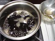 黒砂糖を分量の水に入れ煮溶かす