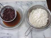 餅米はザルに上げ、小豆は豆と茹で汁を分ける