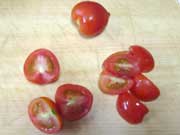 ミニトマトは半分か３等分に切る