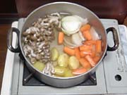 鍋に野菜・水・スープの元を入れ火にかける