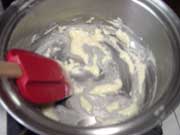 片手鍋でバターを溶かす