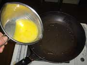 卵を割りほぐし、薄口醤油と砂糖を入れて混ぜる