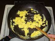 フライパンが熱くなってから、卵を炒れ一気に混ぜる