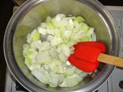 スープ用鍋にオリーブ油を入れタマネギを炒める