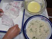 小麦粉を付けてはたき、溶き卵・パン粉の順で付ける