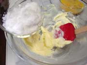 バターをクリーム状に練り、砂糖は２回に分けて！