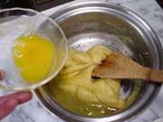 熱いうちに割りほぐした卵を１個分加え混ぜる