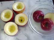 リンゴは２つに切り芯をスプーンで抜く