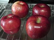 リンゴが柔らかくなるまで３０分焼く