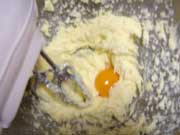 卵黄を１個ずつ加えて混ぜる