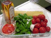 スパゲッティ、ミニトマト、サーモン、バジルなどの材料