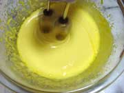 卵黄に塩砂糖を入れとろみが出るまで混ぜる
