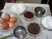 卵、チョコレート、薄力粉など材料