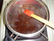 小鍋にウスターソースケチャップ等ソースの材料を入れる