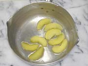 鍋にグラニュー糖・レモン汁を入れて透き通るまで煮る