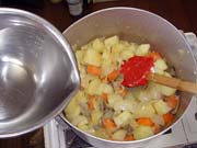 水で延ばし、スープの素を加えて野菜が柔らかくなるまで煮ます。