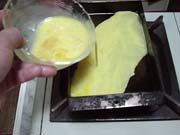 卵をほぐし、牛乳塩胡椒を加え厚めの卵焼きを作る