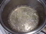 鍋に煮汁を入れ沸騰させる