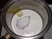 鍋に生クリーム砂糖バターを入れて火にかける