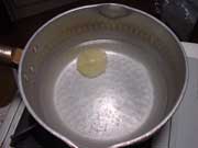 シロップ用に水砂糖レモンの薄切りを入れ沸騰させる