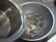 鍋にだし汁を入れ海老の殻を入れる