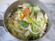 鍋に大きめに切った野菜と水を入れ、４０分煮る