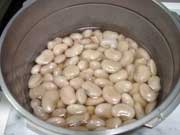 圧力鍋で煮上がった花白豆
